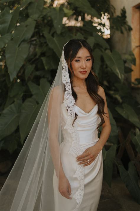 How to wear a mantilla wedding veil | Beachweddingtips.com