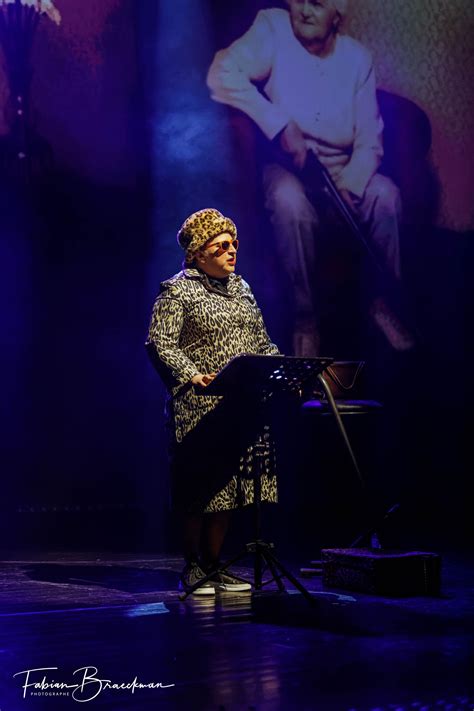 En mode stand-up au Whalll avec son personnage de Mamie Georgette