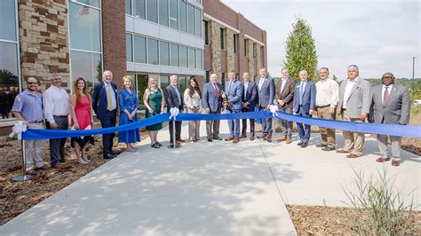 成人B站 cuts ribbon on Cumming expansion