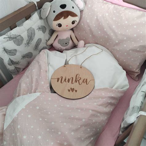 drevena menovka na stenu