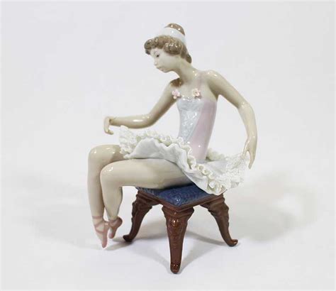 LLADRO SITTING BALLERINA FIGURINE