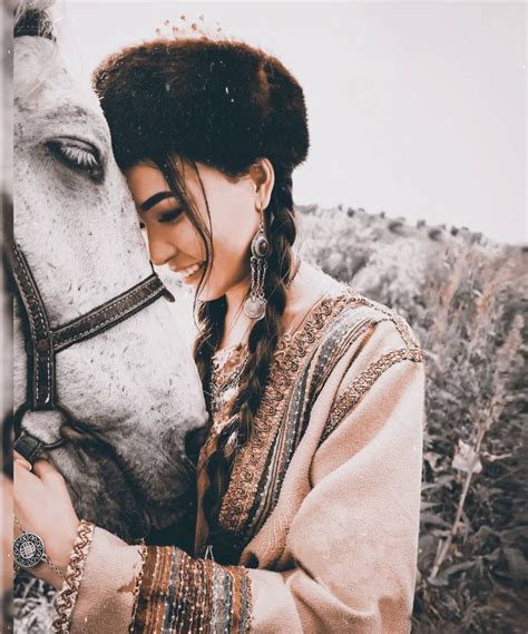 Pin von Bota Kh auf Kazakh folk costume | Ethno style, Aquarellbilder ...