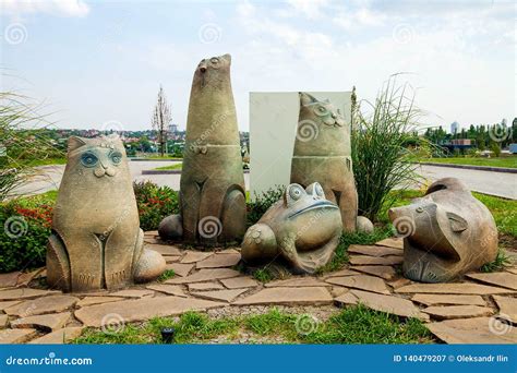 statues  public place  elements  landscape design elements