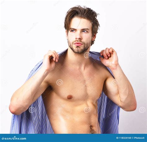 Bodybuilder Dans Le Peignoir Bleu Avec Le Torse Sexy Et Six Paquets