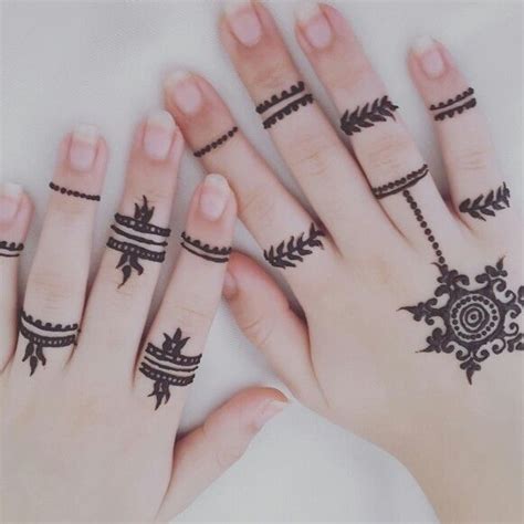 Simple Mehndi Designs for Fingers
