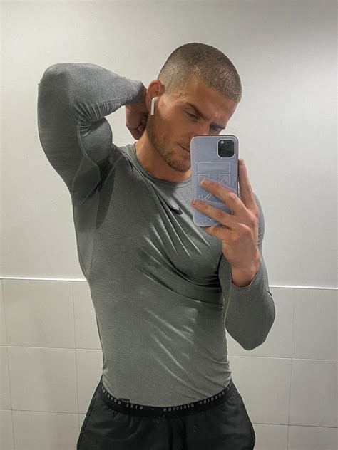 Pec Cleavage : r/ClothedMuscle