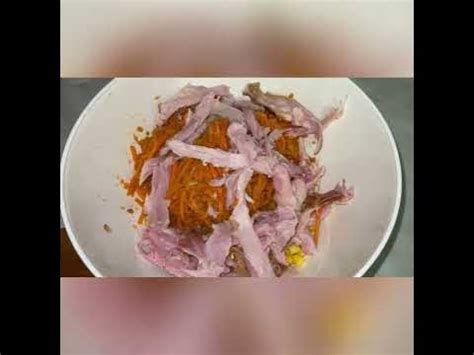 Салат 🥗 с копченной курицей, сухарями , кукурузы, морковью по корейски ...