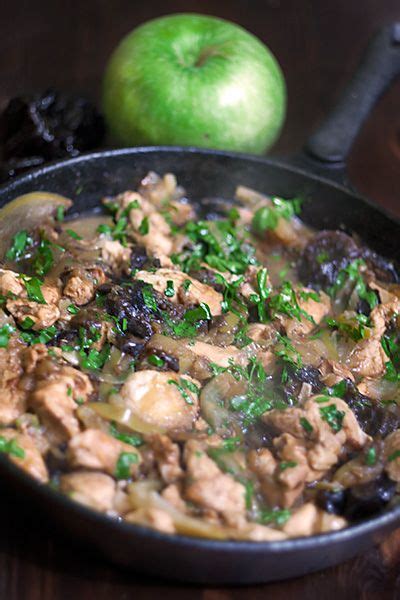 Индюшатина с яблоками и черносливом