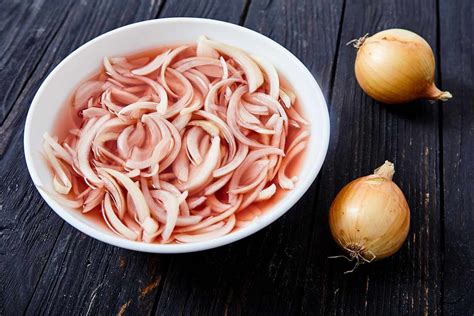 Домашний маринованный лук съедается быстрее мяса