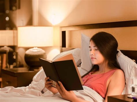 membaca buku sebelum tidur bisa tingkatkan kualitas tidur lho ayo