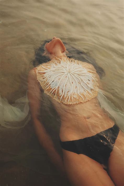 A drink of kefir post-dinner can help you reduce belly bloat and sleep