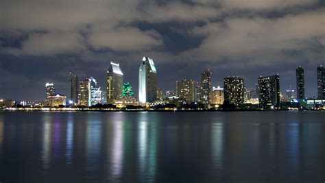 File:San Diego panoramic skyline at night.jpg - Wikimedia Commons