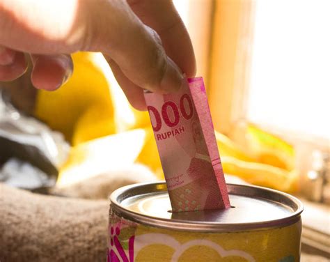 menyimpan uang  rumah  aman  tidak rusak