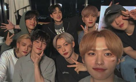 Pin en skz | Famosos divertidos, Humor de novio, Cantantes coreanos