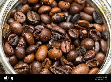 roasted coffee beans close up background texture Stock Photo - Alamy