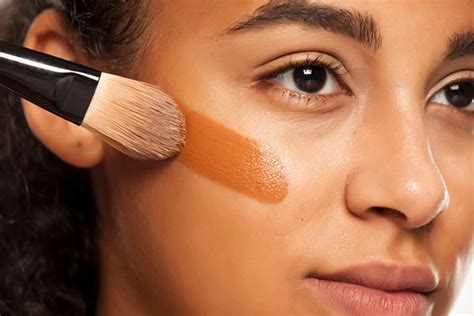 How to Apply the Foundation With a Brush? a Beginner’s Guide ...