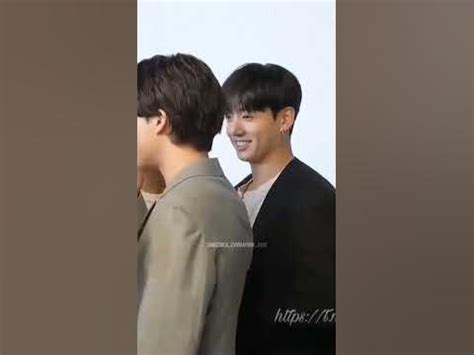 Выглядывает, наблюдая за реакцией Чонгука🥺💕 - YouTube