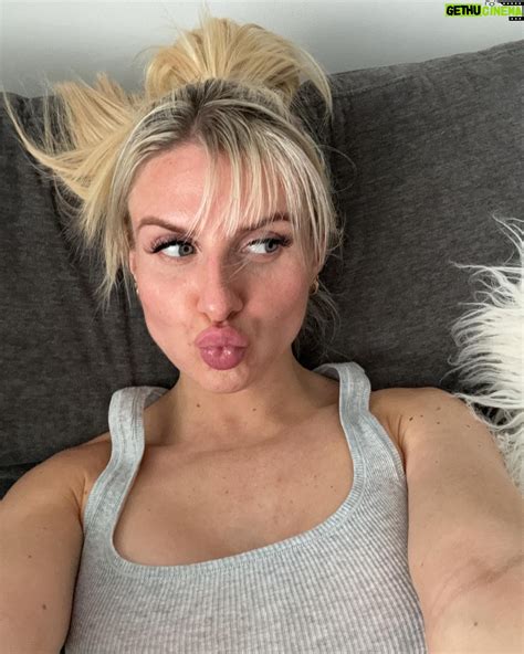 Actress Chloe Burrows HD Instagram Photos and Wallpapers July 2024