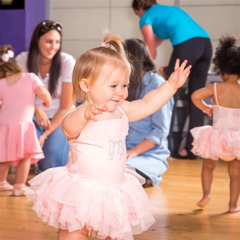 What happens in the tiny toes dance classes for children? - tiny toes