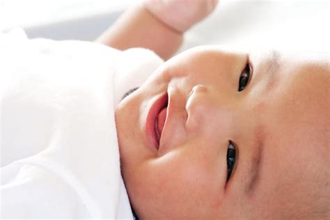 kapan bayi bisa melihat sekitarnya  baik  jelas