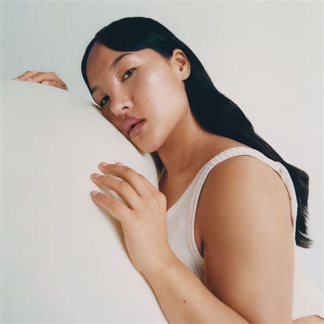 ¿Tienes manchas en las axilas? Así debes tratarlas, según los