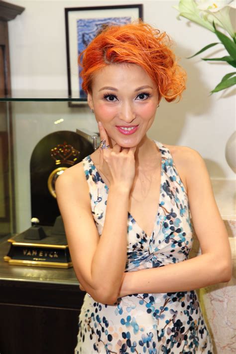 Amanda Lee, singer and actress with a ring from Van Eyck Jewelry