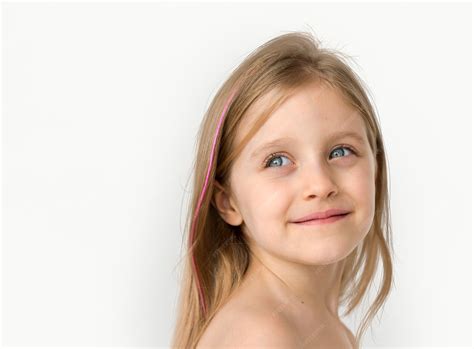 Portrait de studio seins nus petite fille souriant bonheur poitrine nue