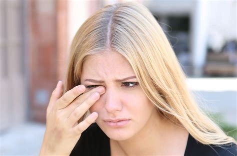 Can Contacts Get Stuck Behind Your Eye? | Columbus, OH
