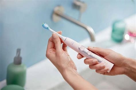 Как правильно чистить зубы электрической зубной щеткой: инструкция по ...