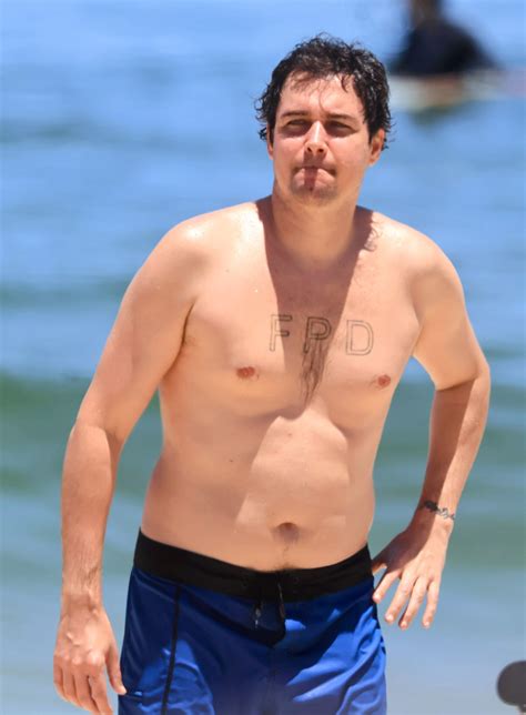 Felipe Dylon, do hit "Musa do Verão", é visto em praia do Rio; veja