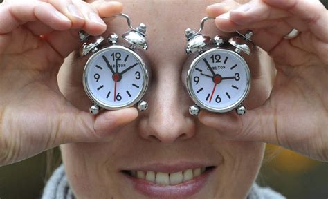 Las razones por las que piden atrasar una hora el reloj en la Argentina