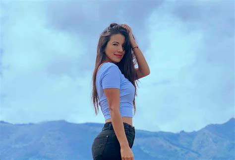 Caterin Escobar en desnudo en la ducha | La FM