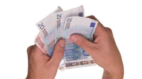 prumerna mzda  cesku roste plusfinancecz
