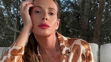 Alessia Marcuzzi legge in Senza veli | al naturale | foto da bollino ...