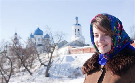 Glimlachend Meisje in Russische Traditionele Hoofddoek Stock Foto ...