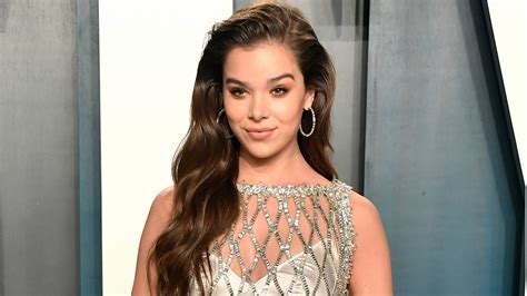 Hailee Steinfeld’s Favorite Books Are the Perfect Quarantine ...