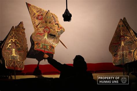 peringati dies natalis   uns gelar pagelaran wayang kulit kresna