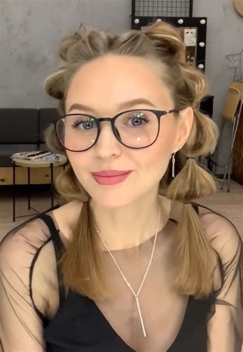 Make a Middle Part for This Trendy Hairstyle | Upstyle