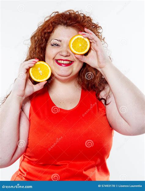 La Mujer Gorda Con La Tenencia Vegetal De La Fruta Del Zumo De Naranja