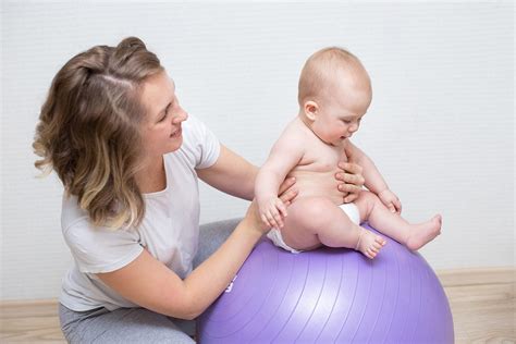 Quando O Bebê Estica As Pernas E Faz Força - Atividades que estimulam a coordenação motora do seu bebê | Jeitinho de ...