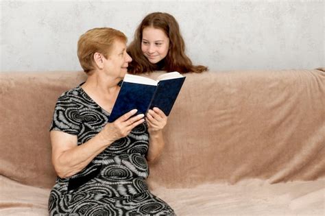 Бабушка читает книгу внучке | Премиум Фото