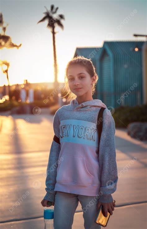 Fundo Retrato De Uma Linda Garota Adolescente Ao Ar Livre Foto E Imagem