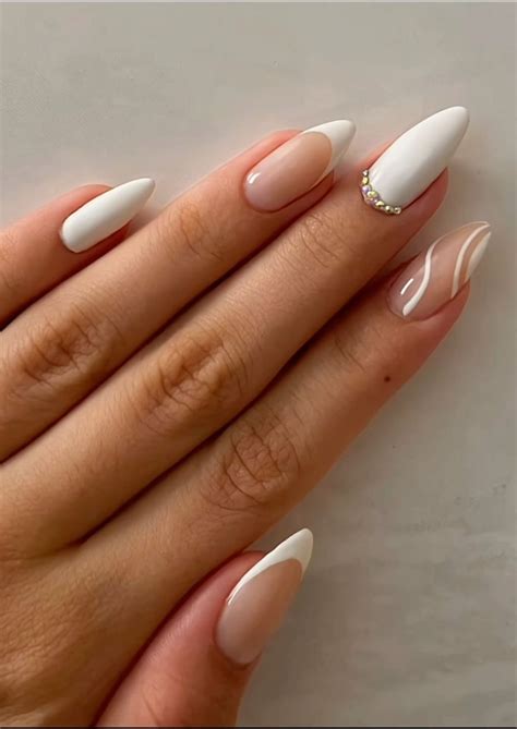 Unha Branca Com Detalhe - Unhas com detalhes branco | Unha de gel amendoadas delicadas, Nail ...