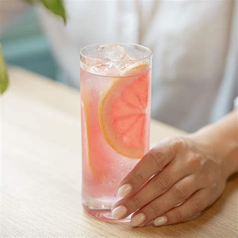 How To Make Water Naturally Flavored With Grapefruit And Mint - Healty Tips