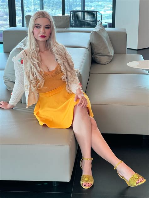 Angelica Coralvine's feet