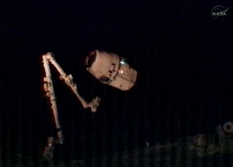 14 Amazing Photos Of The SpaceX Dragon Docking