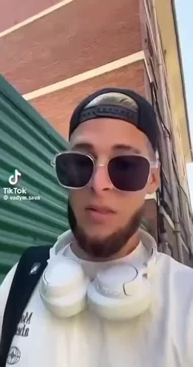 Анекдот из 90-х про малиновые пиджаки и коричневые брюки обретает новую ...