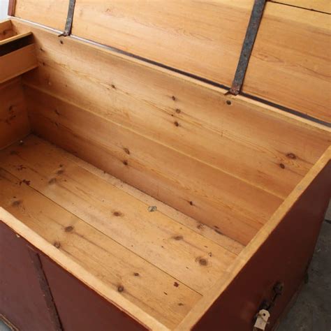 bekijk grote kist rood op reliving