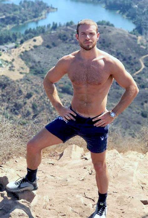 what an amazing hunk hiking | Hombres peludos, Hombres guapos, Hombres