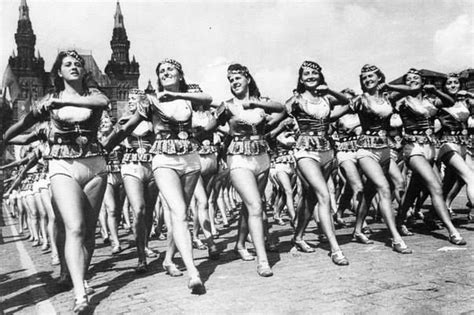 натализм | Soviet art, Vintage pinup, Wonder woman